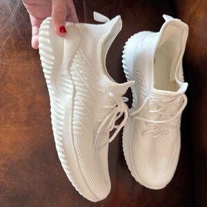 AKK brand new women’s tennis shoes size 9 39.5 euro white